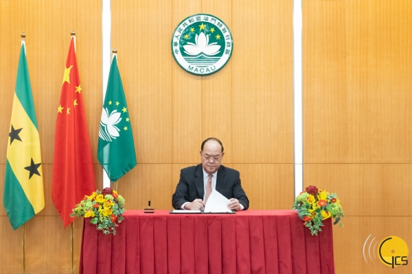 Chefe do Executivo assina o "Memorando de entendimento para o relacionamento e geminação de cidades entre a Região Administrativa Especial de Macau da República Popular da China e o Distrito de Água Grande da República Democrática de São Tomé e Príncipe".