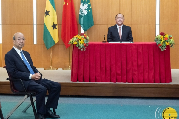 Chefe do Executivo, em representação do Governo da RAEM, assina "Memorando de entendimento para o relacionamento e geminação de cidades entre a Região Administrativa Especial de Macau da República Popular da China e o Distrito de Água Grande da República Democrática de São Tomé e Príncipe", numa cerimónia que contou com a presença do Comissário do Ministério dos Negócios Estrangeiros da China na Região Administrativa Especial de Macau, Liu Xianfa.