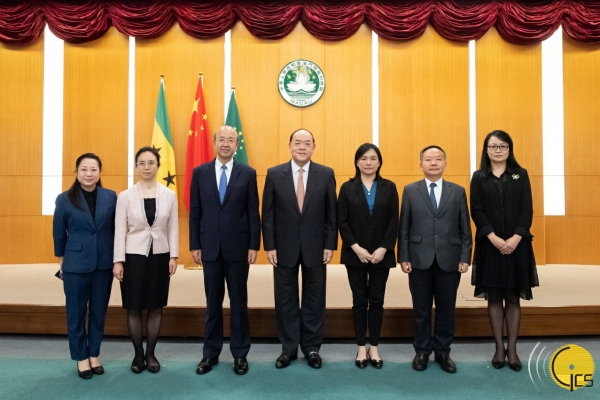 Chefe do Executivo com convidados na cerimónia de assinatura do "Memorando de entendimento para o relacionamento e geminação de cidades entre a Região Administrativa Especial de Macau da República Popular da China e o Distrito de Água Grande da República Democrática de São Tomé e Príncipe".